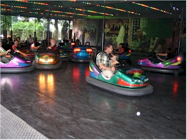 Oom Ronald en Robin in botsauto Oom Ronald en Robin in botsauto