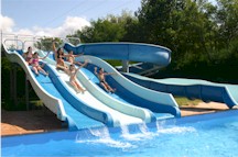 Glijbanen in zwembad