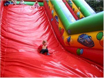 Robin op de glijbaan Robin op de glijbaan