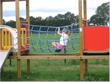 Klimrek met glijbaan Klimrek met glijbaan
