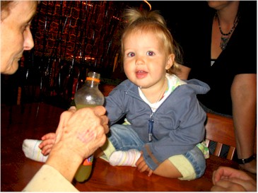 Oma geeft Nadie drinken Oma geeft Nadie drinken