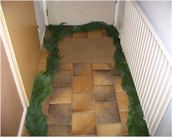 Guirlande langs de muur in de hal Guirlande op de grond in de hal