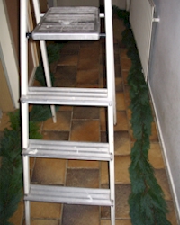 We hangen de guirlande op Guirlande ophangen