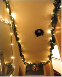 Kerstdecoratie - guirlande met verlichting in de hal Guirlande met kerstverlichting in de hal