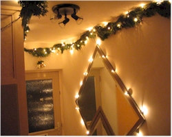 Kerstdecoratie - guirlande met verlichting in de hal Guirlande met kerstverlichting in de hal