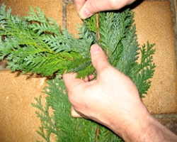 Omwikkelen van de takken in de guirlande Guirlande maken